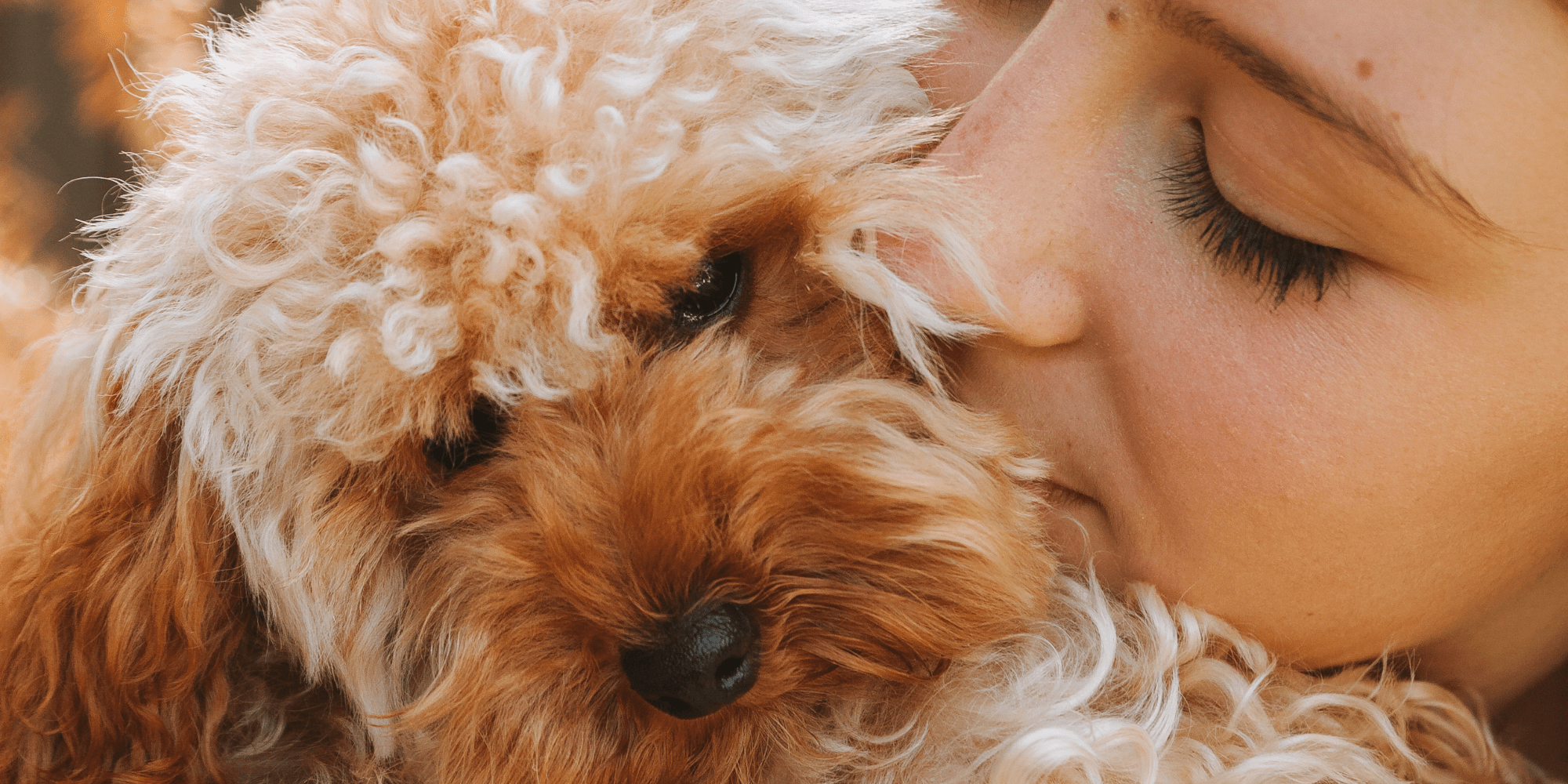 vrouw knuffelt met hond